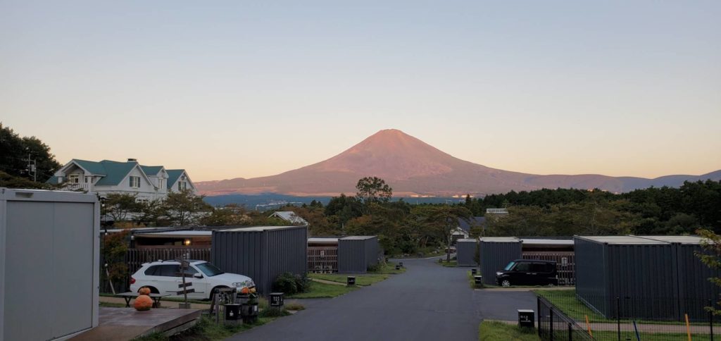 朝焼けの富士山。美しいです。