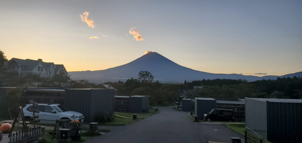 夕方の富士山。幻想的です。