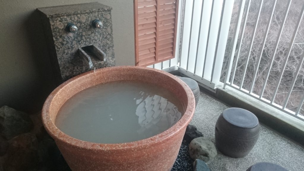 箱根「凛香」の温泉。にごり湯です。
