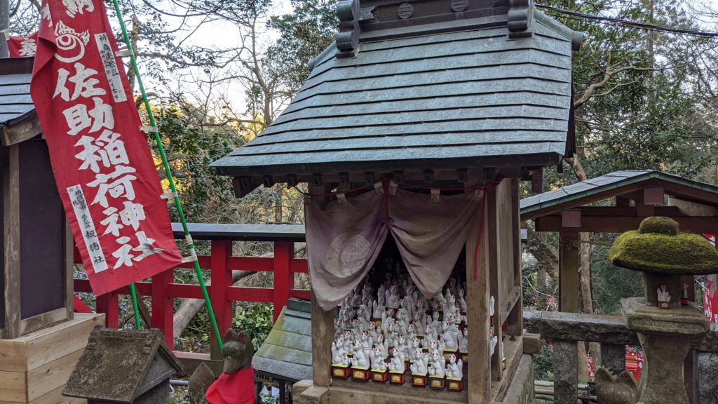 佐助稲荷神社の画像。お稲荷さんがたくさんいます。