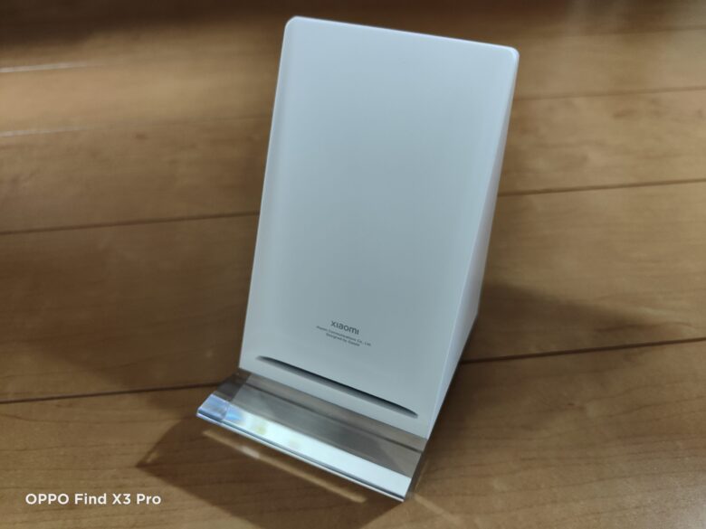 Xiaomi 80Wワイヤレス充電器の写真。最初に付属しているシールを剥がした後。