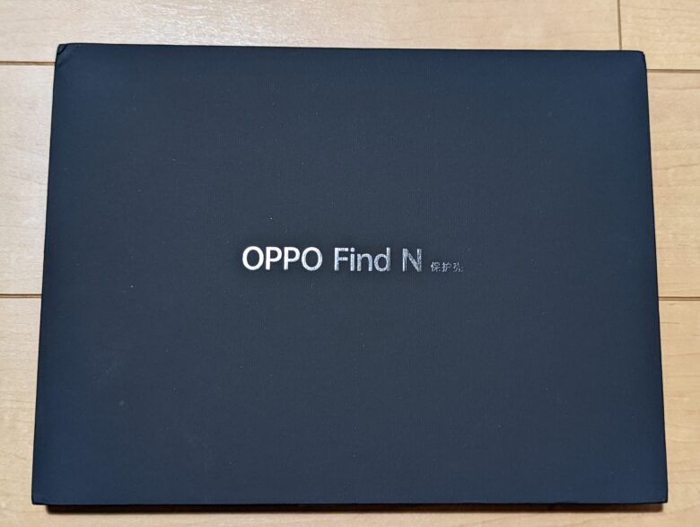 OPPO Find N初回限定特典のケースが収められた箱。