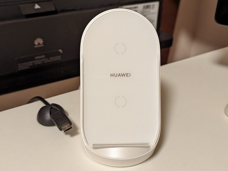 HUAWEI SuperCharge Wireless Charger Standの写真。
