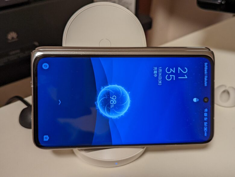 HUAWEI SuperCharge Wireless Charger Stand にOPPO Find Nを横向きに置いた写真。