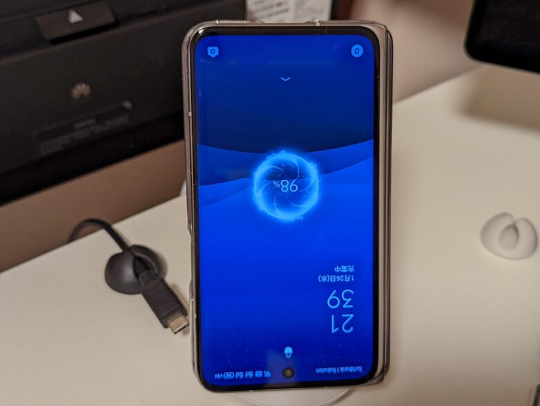HUAWEI SuperCharge Wireless Charger Stand にOPPO Find Nを縦に逆向きに置いた写真。