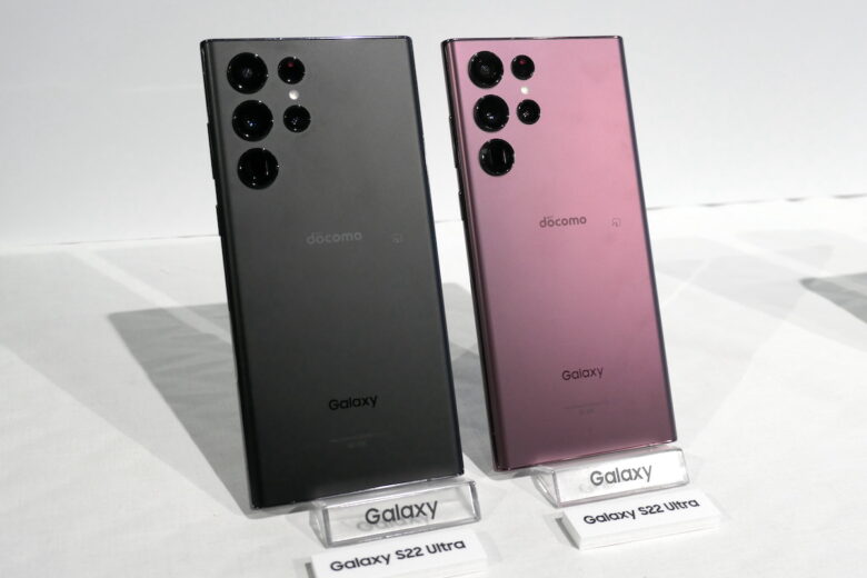 Galaxy S22 Ultra日本発売モデルの本体カラーの写真。ファントムブラックとバーガンディ。