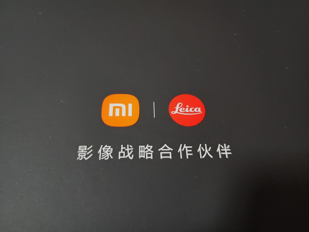 Xiaomi 12S Ultraの特典パッケージ画像。XiaomiロゴとLEICAロゴ。