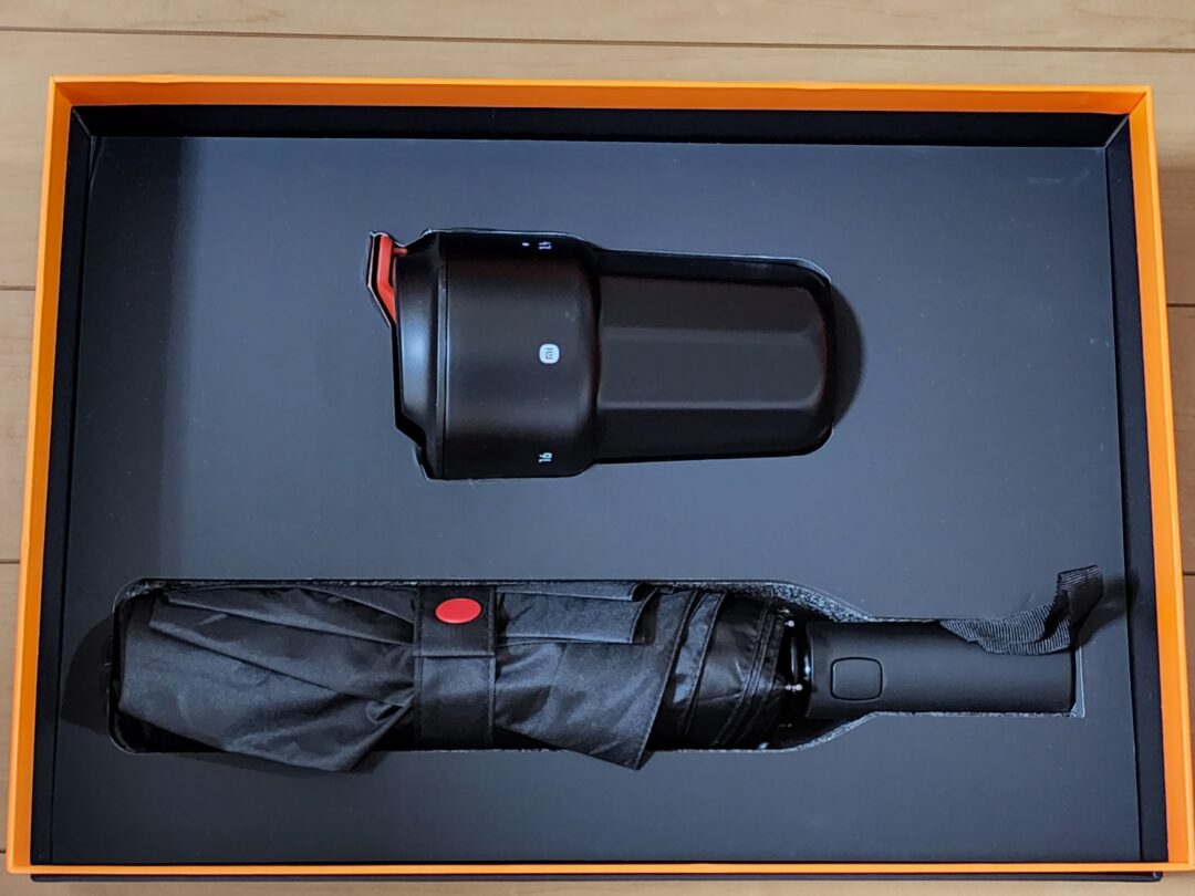 Xiaomi 12S Ultraの特典パッケージ開封画像。タンブラーと折りたたみ傘。