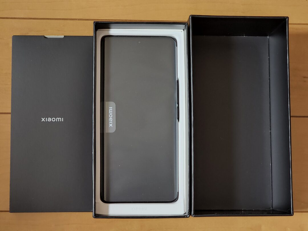 Xiaomi 12S Ultraのパッケージ開封画像。