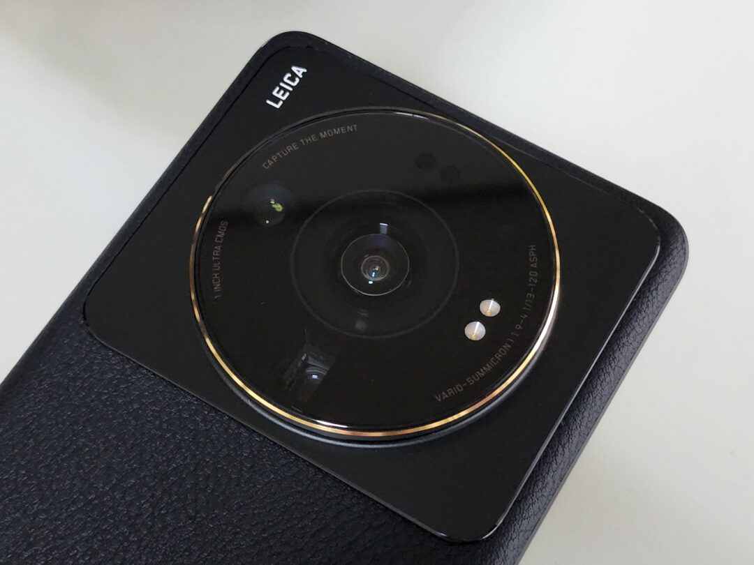 Xiaomi 12S Ultraの本体画像。カメラ部分。