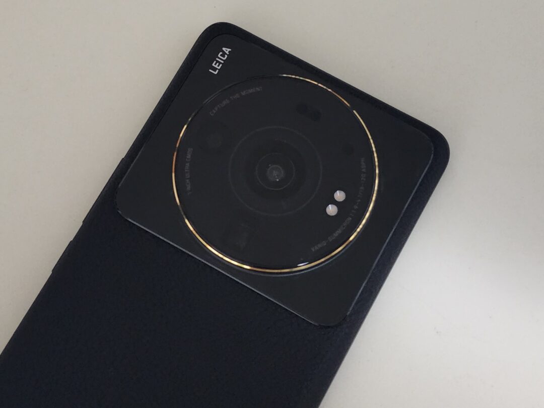 Xiaomi 12S Ultraにカメラ部分の保護フィルムを貼り付けた写真。