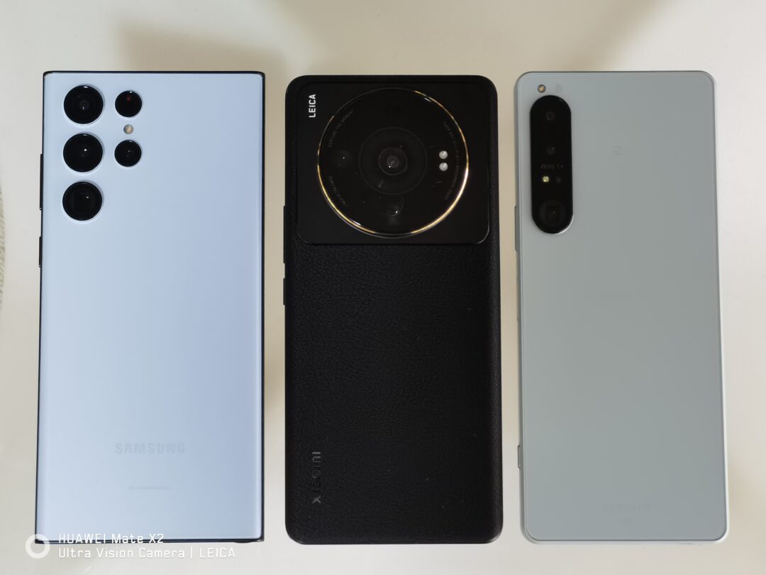 Xiaomi 12S Ultra、Galaxy S22 Ultra、Xperia 1 Ⅳを並べた写真。