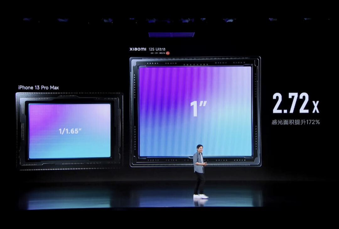 Xiaomi 12s Ultraの発表会画像。ソニー製1インチセンサーIMX989。iPhone13 Proシリーズ使用センサーとのサイズ比較。