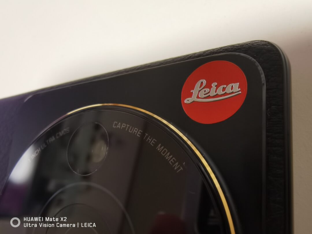 Xiaomi 12S UltraにLeicaロゴシールを貼り付けた画像。