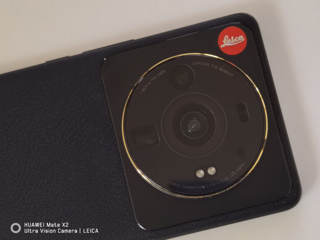 LeicaロゴシールをXiaomi 12S Ultraに貼り付けた
画像。その2