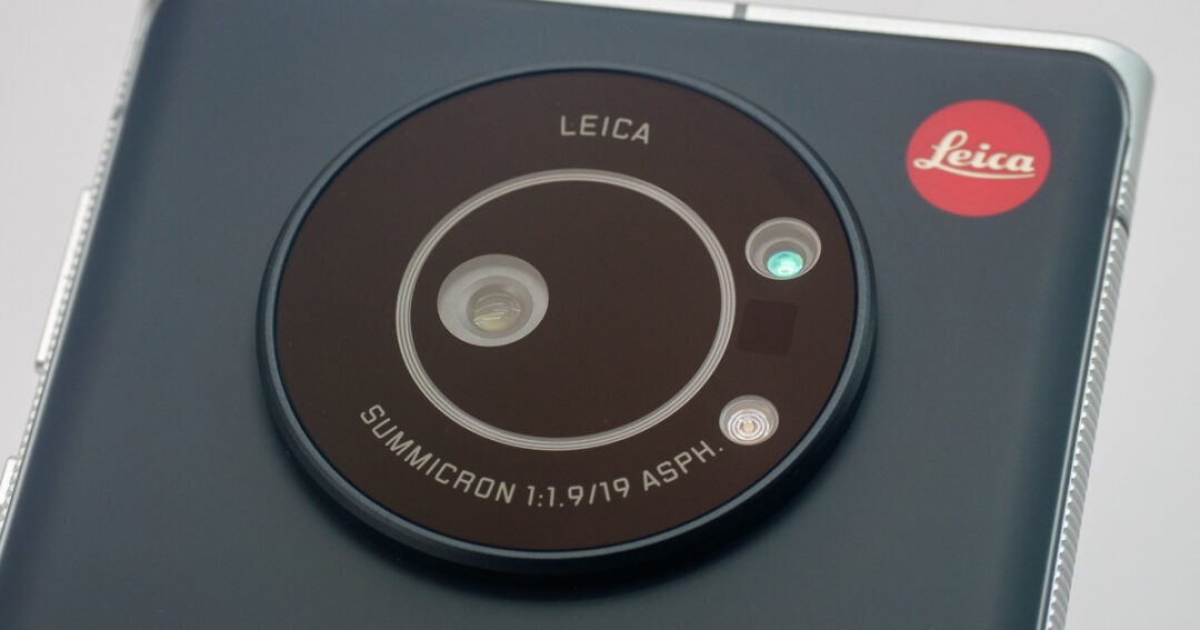 ライツフォンの端末画像。背面にLeicaロゴ。