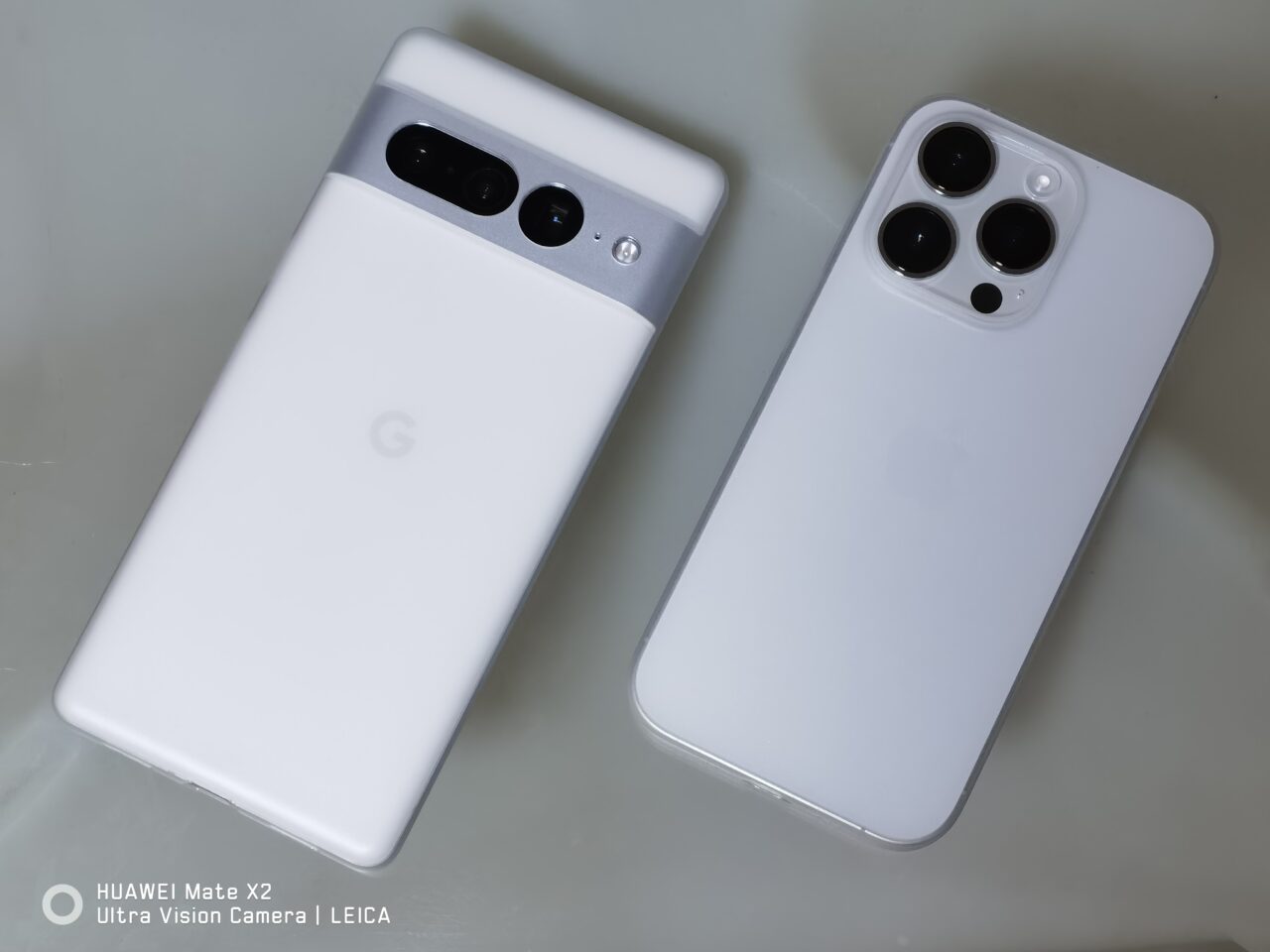 Pixel7 ProとiPhone14 ProにFROST AIRケースを取り付けた画像。