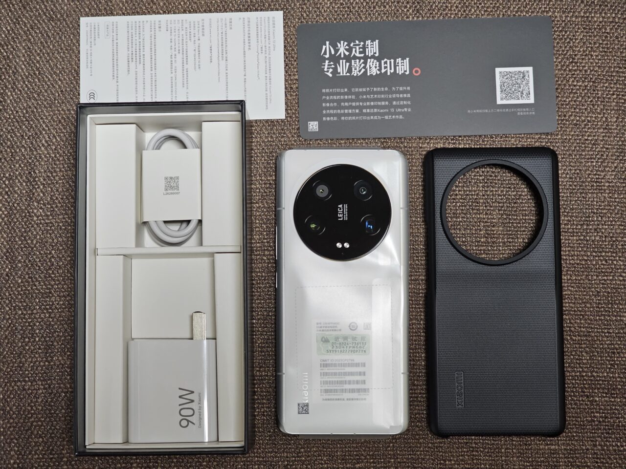 Xiaomi 13 Ultraの本体と同梱品の写真。