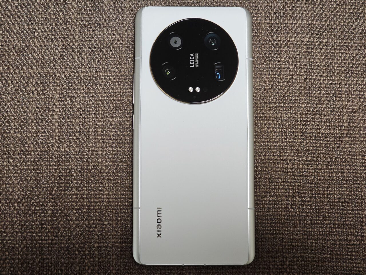 Xiaomi 13 Ultraホワイトの実機写真。