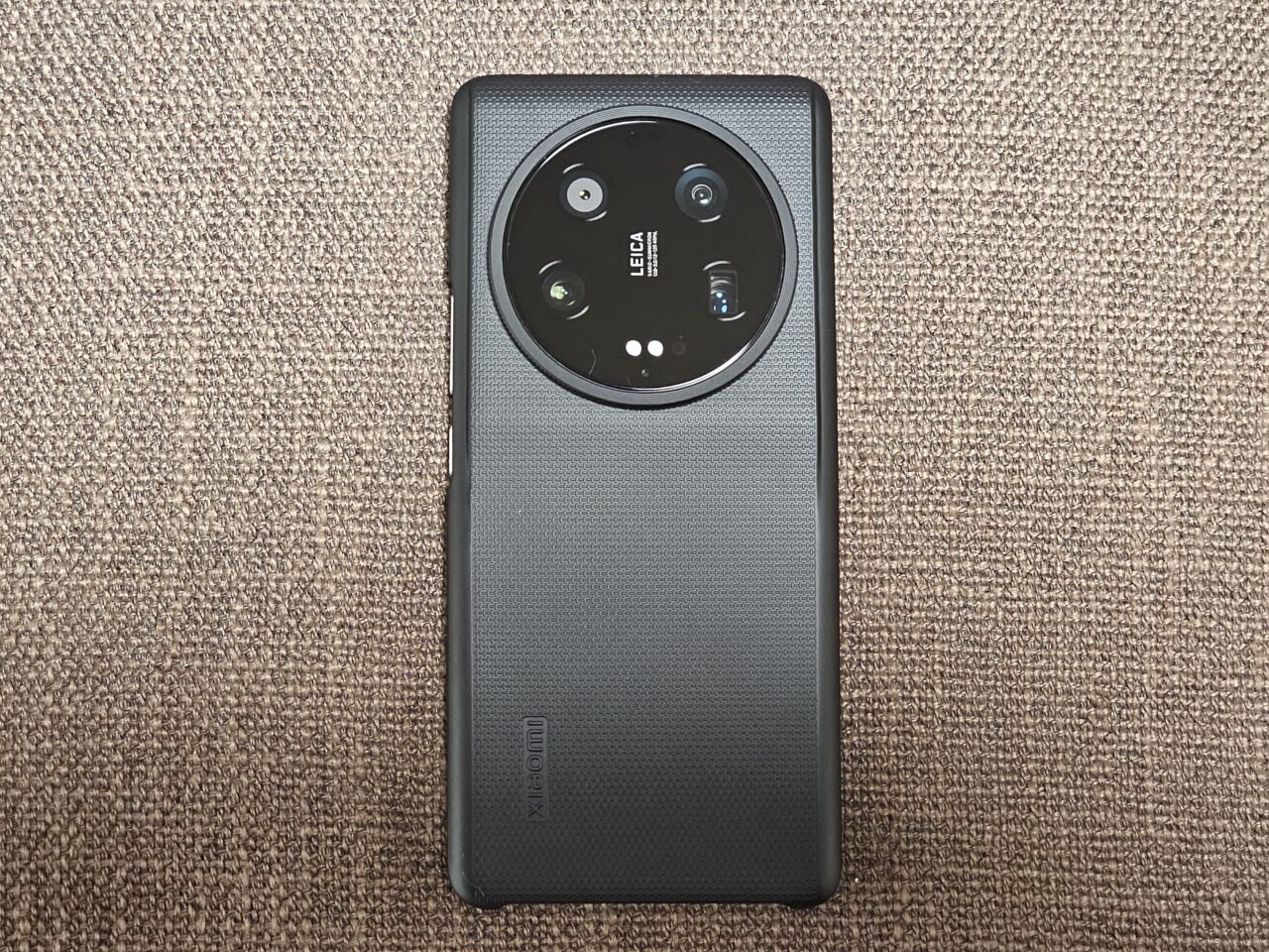 Xiaomi 13 Ultraに付属のケースを装着した写真。