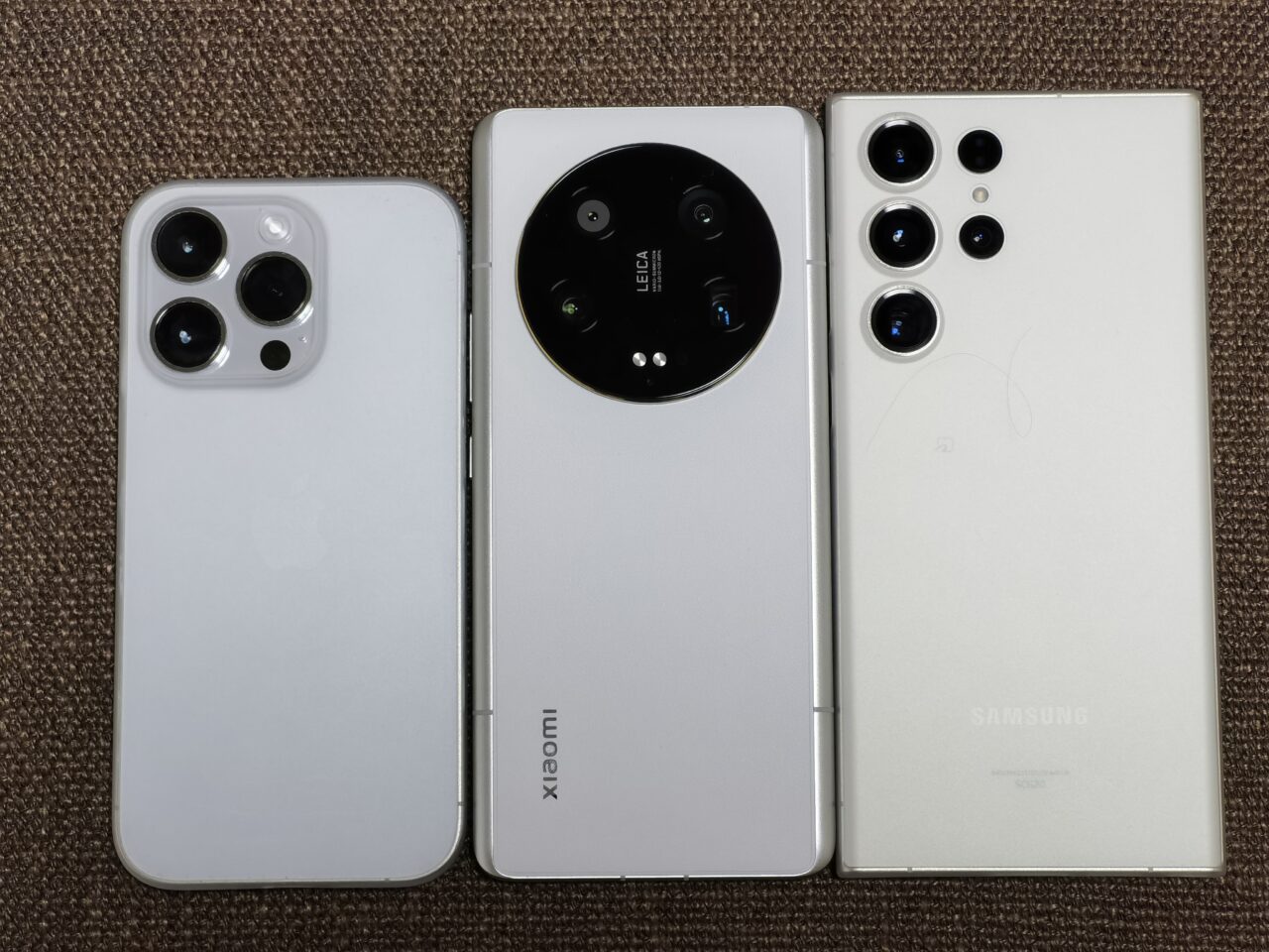 iPhone14 Pro、Galaxy S23 UltraとXiaomi 13 Ultraを並べた写真。
