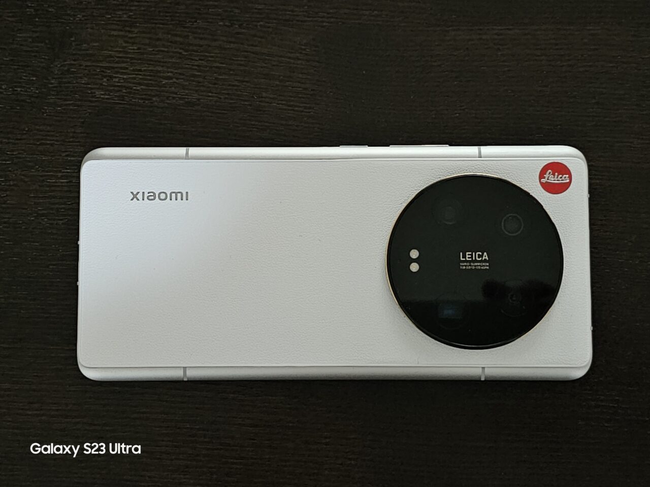 Xiaomi 13 UltraにLEICAロゴシールを貼り付けた画像。