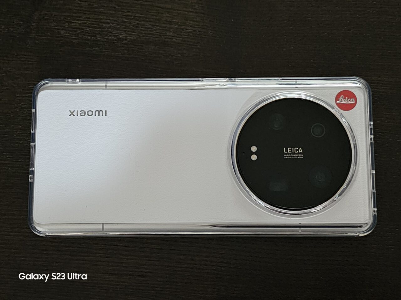 Xiaomi 13 Ultraにクリアケースを装着した画像。