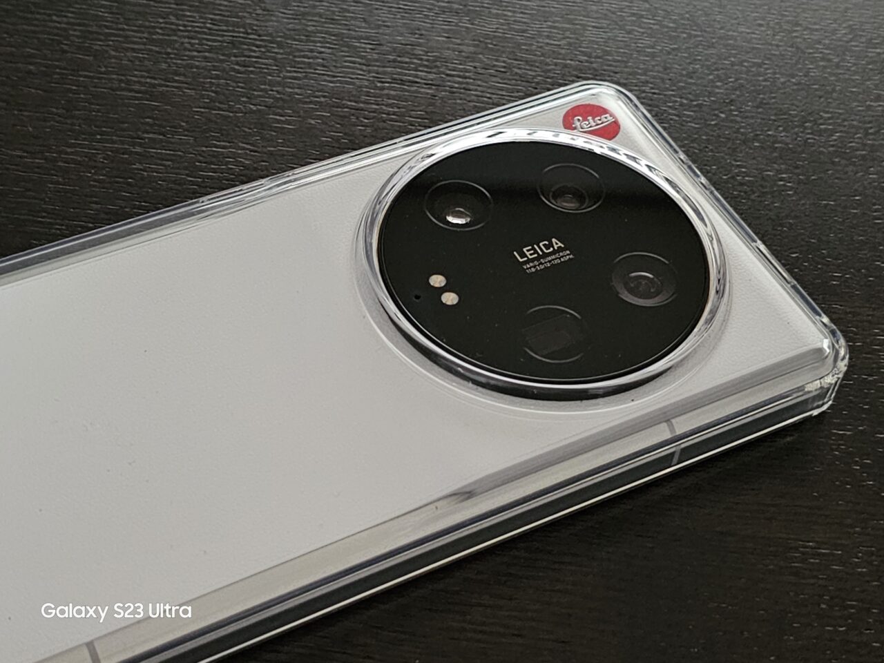 Xiaomi 13 Ultraにクリアケースを装着した画像。その2。