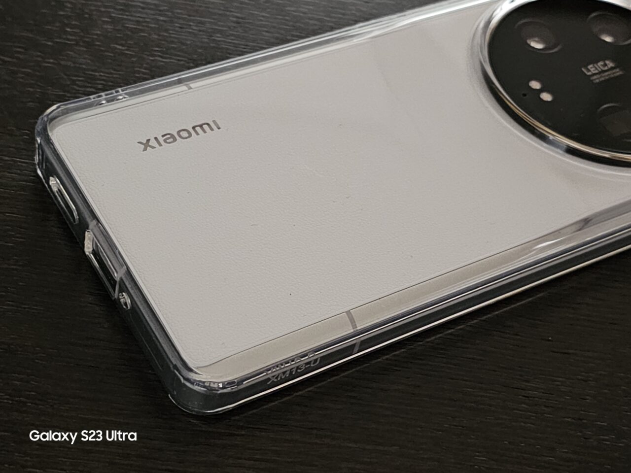 Xiaomi 13 Ultraにクリアケースを装着した画像。その3。