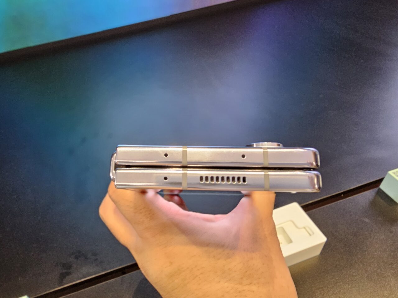Galaxy Z Fold5のデモ機。折りたたんだ状態。上からの画像。