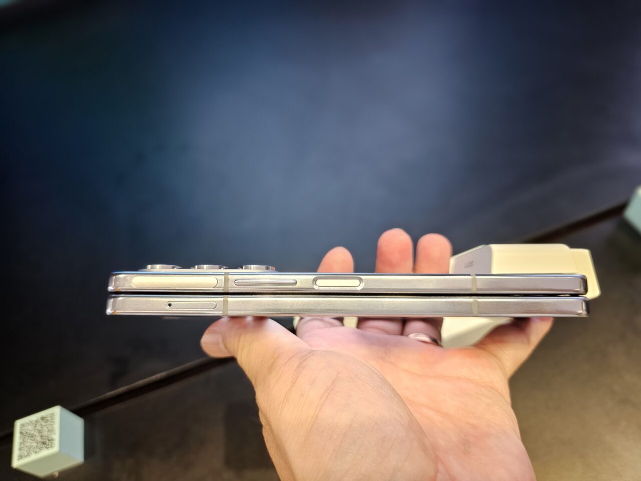 Galaxy Z Fold5のデモ機。折りたたんだ状態。横からの画像。