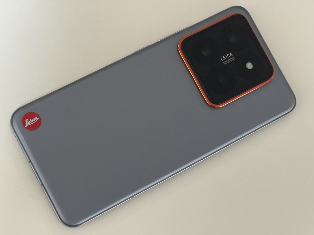 Xiaomi 14 Proチタニウム版の実機画像その1。
